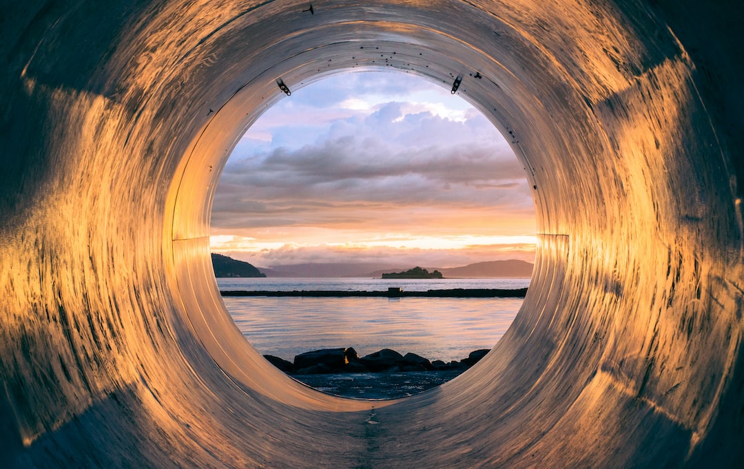 Vue sur la mer de l'intérieur d'un tuyau.